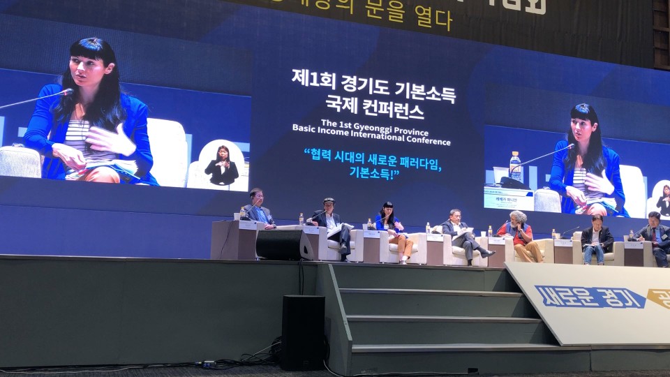 Rebecca Panian spricht an der Basic Income Konferenz in Südkorea